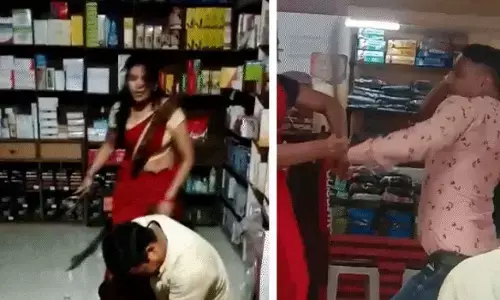 CG- सेक्स ऑफर : भाजपा नेता ने अपने दोस्त की पत्नी को किया सेक्स ऑफर…. गुस्से में महिला ने की चप्पल से पिटाई, तो भी नहीं सुधरा 15 दिन बाद फिर से संबंध बनाने के लिए भेजा मैसेज… दुकान आयी तो पटक-पटक का पीटा