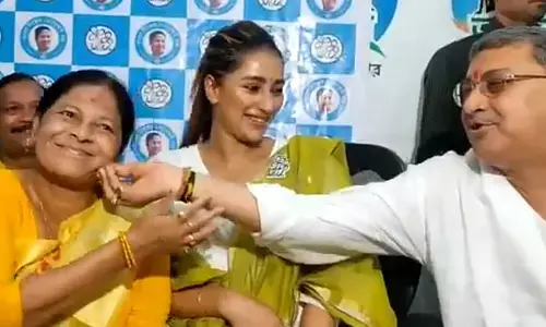 महिला विधायक का गाल खींचते दिखे सांसद….. बीजेपी की महिला सांसद ने ही वीडियो किया ट्वीट, लिखा- शर्मनाक है