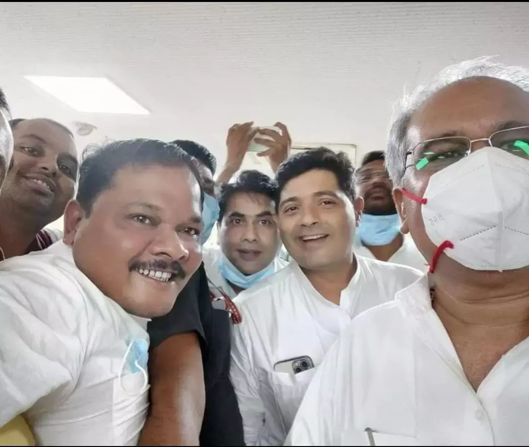 LIVE दिल्ली : CM भूपेश के साथ सभी विधायक, मंत्री, निगम-मंडल अध्यक्ष व महापौर भी लौटेंगे….. सभी दिल्ली एयरपोर्ट पहुंचे, कुछ देर में दिल्ली से रायपुर के लिए भरेंगे उड़ान