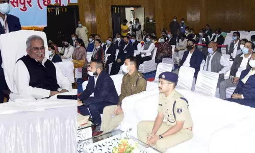 CM भूपेश बघेल ने बंद कमरे में कमिश्नर, आईजी कलेक्टर, SP सहित अफसरों से की आत्मीय मुलाकात…. कलेक्टर सारांश मित्तर की थपथपाई पीठ… 2 घंटे तक हल्के-फुल्के माहौल में होती रही चर्चा