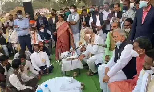 VIDEO: सहज सरल मुख्यमंत्री भूपेश बघेल की आत्मीयता ने छोड़ी स्थाई छाप.. ग्रामीणों से संवाद के दौरान निकली मुनगा की बात.. बोले – “मतलब मुर्ग़ा सस्ता है .. मुनगा से”