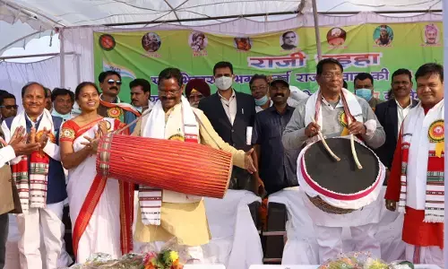 VIDEO:जब माँदर पर थाप देते नजर आए खाद्य मंत्री भगत और थिरके झारखंड के वित्त मंत्री डॉ रामेश्वर उराँव