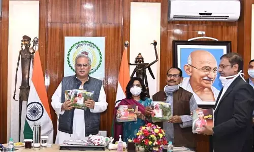 मुख्यमंत्री ने छत्तीसगढ़ की जनजातियों की जीवनशैली पर आधारित फोटो हैण्डबुक का किया विमोचन