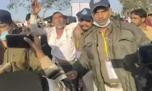 बड़ी खबर : मुख्यमंत्री की सभा में किसान ने आत्महत्या की कोशिश……मंच के सामने ही खुद पर उड़ेल लिया केरोसिन….SDOP पर रिश्वत मांगने का लगा रहा था आरोप