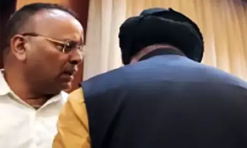 VIDEO बिग ब्रेकिंग : अजय चंद्राकर केंद्रीय मंत्री की मौजूदगी में महामंत्री से भिड़े…..” मेरे से थोड़ा ठीक से बिहेव करना…नहीं तो ठीक कर दूंगा”…देखिये किस बात पर भिड़े दोनों…