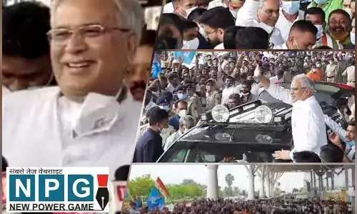CM LIVE वीडियो: मुख्यमंत्री को देख हजारों की भीड में गूंजा नारा…”छत्तीसगढ़ के कौन खेवैय्या, भूपेश भैया-भूपेश भैया”…..कहीं लहरा रहे थे बैनर, तो कहीं CM का झंडा…..गाड़ी पर चढ़कर करना पड़ा अभिवादन…