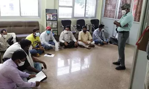 भरी बरसात में निगम के सामने धरना पर बैठे कांग्रेसी पार्षद, लगाये गंभीर आरोप…कहां अपने ही सरकार में कोई सुनवाई नहीं