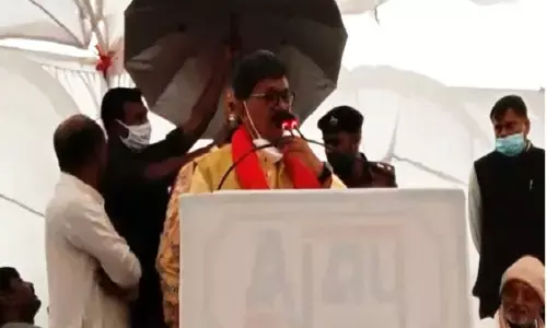 ….चरणदास महंत बाल-बाल बचे……सभा के दौरान तेज आंधी से मची भगदड़…..संबोधन के दौरान टेंट जोर-जोर हिलने लगा….सभा के कई टेंट इधर-उधर बिखरे