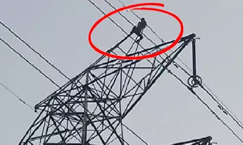 VIDEO : टावर पर चढ़ गया युवक और देने लगा जान देने की धमकी …….जानिये क्या थी युवक की डिमांड…..