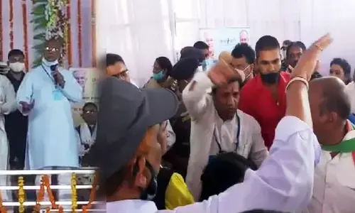 ब्रेकिंग VIDEO: मंत्री के सामने नेताओं की लड़ाई… पहले कांग्रेसी आपस में ही भिड़े, फिर बीजेपी भी लड़ने लगी…. मंत्री-केंद्रीय मंत्री के सामने नेताओं ने उड़ा दी पार्टी के इज्जत की धज्जियां … गुस्से में मंत्री…