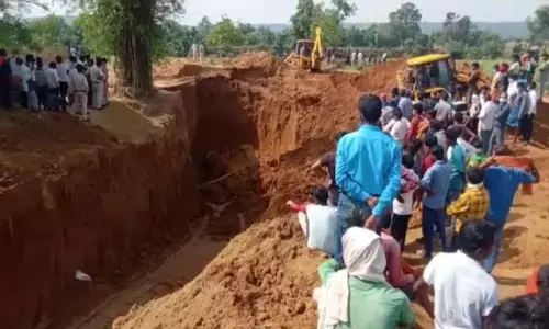 सूरजपुर दर्दनाक हादसे में मुआवजे का ऐलान : देर शाम कुंआ धंसने से तीन लोग हुए थे जमींदोज…..आधी रात को पहुंची थी केंद्रीय मंत्री…रात भर चले रेस्क्यू के बाद सुबह निकला था एक शव