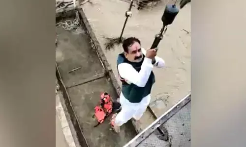 VIDEO : लोगों की मदद करने गए गृहमंत्री खुद ही फंस गये बाढ़ में……हेलीकाप्टर से करना पड़ा एयरलिफ्ट, देखें वीडियो