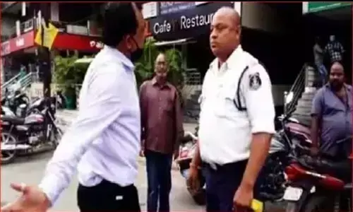 VIDEO : सड़क पर ट्रैफिक जवान के साथ गुंडई दिखाने वाला कांग्रेस नेता गिरफ्तार…. FIR दर्ज होने के बाद कामठी में छुपा…..जवान के साथ गाली-गलौज व धक्का देते वीडियो हुआ था वायरल …. विधायक शैलेष पहुंचे थाने