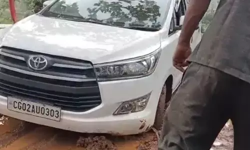 वीडियो-सड़क की चिंता करने निकले संसदीय सचिव चिंता की गाड़ी फँसी : इनोवा में विराजे रहे विधायक, ग्रामीण और पुलिस लगाते रहे धक्का.. ट्रेक्टर से हुआ टोचन