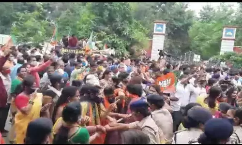 बिजली पर बवाल VIDEO : बैरिकेट तोड़ा… धक्का-मुकी की….CSEB मुख्यालय में नहीं घुसने दिया तो रोड पर ही बैठ गये भाजपायी… बढ़ी कीमत पर बृजमोहन और शीर्ष नेताओं की अगुवाई में भाजपा का जबरदस्त प्रदर्शन