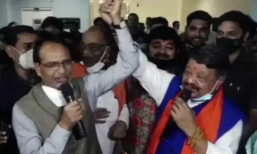 VIDEO… जब मुख्यमंत्री ने गाया ” ये दोस्ती नहीं तोड़ेंगे गाना”…. महासचिव के हाथों में हाथ डालकर गाते देख खूब बजी तालियां…. वीडियो देखें