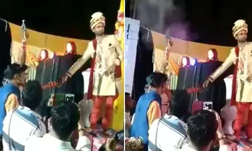 VIDEO : रिवॉल्‍वर वाली दुल्‍हनिया ने जयमाला के वक्त की दनादन फायरिंग……दुल्हन की फायरिंग वाला अंदाज देख बाराती रह गये हक्का-बक्का.. देखें वीडियो