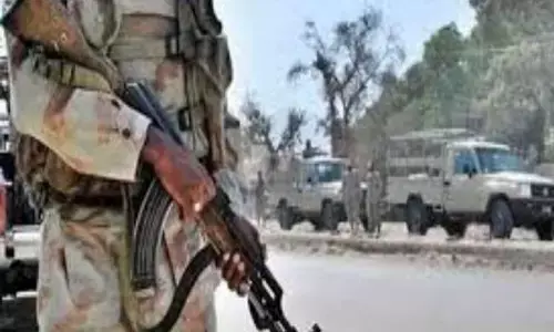 2 जवान शहीद, 12 घायल...पुलिस बस पर आतंकी हमला...फायरिंग में कई जवान ज़ख्मी