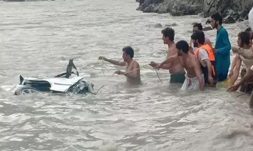 नदी में वैन गिरने से 17 लोगों की मौत, 16 मृतक एक ही परिवार के…