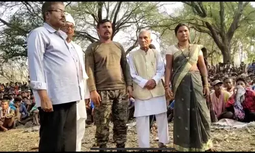 वीडियो: नक्सलियों ने अपहृत CRPF जवान को छोड़ा, 20 गांव के ग्रामीणों की मौजूदगी में पत्रकारों और सामाजिक संगठनों को सौंपा….