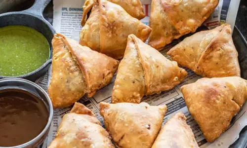 समोसा खाना था छोटू को .. रुठ के निकल गया.. खमतराई पुलिस ने खिलाया समोसा और दिया चॉकलेट.. पुलिस बोली “अब समोसा का मन करे तो चले आना.. पर इधर उधर मत जाना”