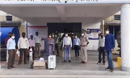 शिक्षकों ने पेश की मिसाल…”एक कदम सच्ची सेवा की ओर” के तहत कोविड केयर सेंटर को भेंट किए ऑक्सीजन सिलेंडर, आक्सीमीटर सहित अन्य जीवन रक्षक सामग्री