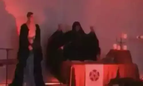 देखें VIDEO: लाइव TV पर न्यूज पढ़ रही थी एंकर, तभी स्क्रीन पर अचानक आ गया ‘शैतान’….