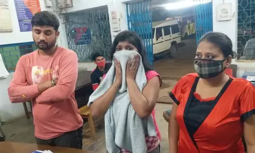 CG में सेक्स रैकेट का खुलासा: देर रात होटल में चल रहा था देहव्यापार… पुलिस पहुचीं तो दो लड़कियों और एक युवक इस हालत में पकड़ाये…कई आपत्तिजनक समान भी बरामद ….