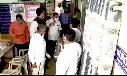 अजब तमाशा है : बिना कार्यकाल पूरा किये सरकार ने पद से हटाया….हाईकोर्ट के आदेश पर ज्वाइन करने आये तो चैंबर में लटका मिला ताला….हंगामा बढ़ा तो आनन-फानन में….