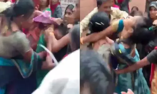VIDEO: वैक्सीन लगाने को लेकर आपस में भिड़ गईं महिलाएं, खींचे एक-दूसरे के बाल….जमकर हुई मारपीट