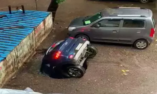 VIDEO : मुंबईः देखते ही देखते जमीन में ऐसे समा गई पूरी कार..20 सेकंड में पूरी कार हो गयी गायब… हैरान करने वाला वीडियो देखिये
