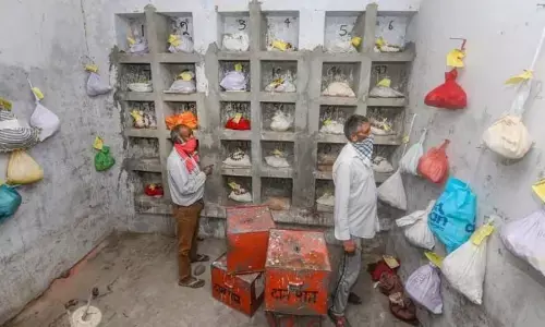 कोरोना ने अपनों को किया पराया : कोरोना से मरे सैंकड़ों बदनसीबों की अस्थियां आज भी श्मशान घाटों में अपनों का कर रही इंतजार…. मोक्ष के इंतजार में अस्थियों को महीनों गुजर गये…अस्पताल में सामान लेने तक कोई नहीं आया