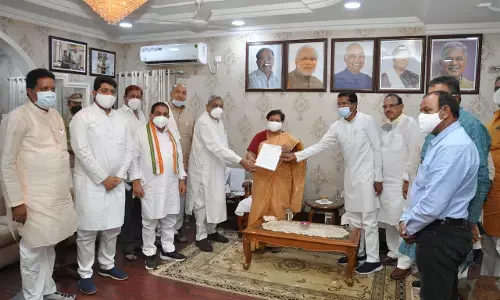 वैक्सीनेशन नीति की शिकायत अब राज्यपाल से…..प्रदेश अध्यक्ष व मंत्रियों की मौजूदगी में सौंपा गया ज्ञापन….कहा- नहीं मिल पा रहा है वैक्सीन