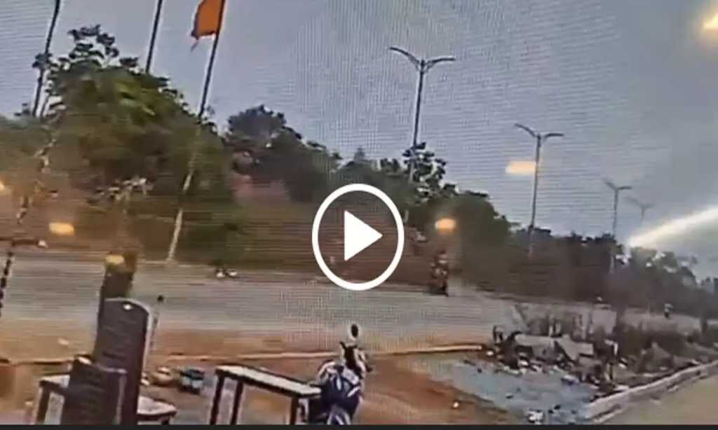 दर्दनाक हादसा, खंभे से टकराई स्कूटी, युवती का सिर... ... Chhattisgarh Top News Today: छत्तीसगढ़ में  प्रॉपर्टी टैक्स जमा करने की तिथि बढ़ी... समेत देखिए दिन भर की बड़ी खबरें...