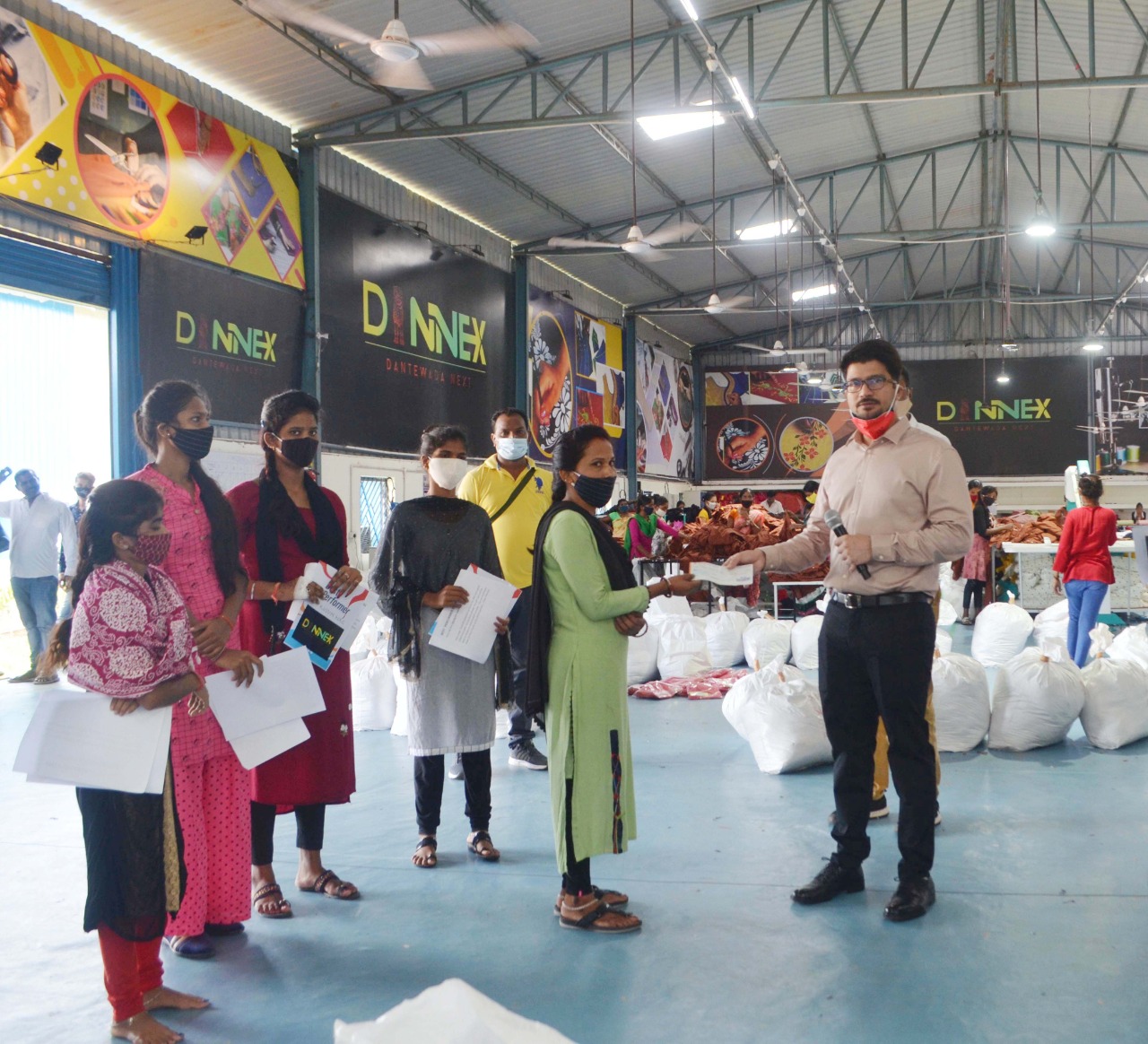 डेनेक्स ब्रांड की गजब डिमांडः दंतेवाड़ा गारमेंट फैक्ट्री के डेनेक्स ब्रांड की साउथ के राज्यों में बड़ी पूछपरख, चार करोड़ के 70 हजार गारमेंट्स के लॉट आज बंगलुरू भेजे गए डेनेक्स ब्रांड की गजब डिमांडः दंतेवाड़ा गारमेंट फैक्ट्री के डेनेक्स ब्रांड की साउथ के राज्यों में बड़ी पूछपरख, चार करोड़ के 70 हजार गारमेंट्स के लॉट आज बंगलुरू भेजे गए