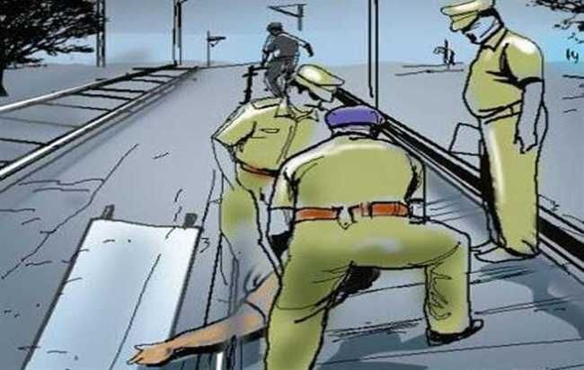 जिसे मंत्री ने कहा एनकाउंटर कर देंगे.. उस आरोपी की रेल्वे ट्रेक पर मिली लाश… छ वर्षीया मासूम से रेप और हत्या के आरोप में फ़रार था.. 10 लाख का इनाम था घोषित जिसे मंत्री ने कहा एनकाउंटर कर देंगे.. उस आरोपी की रेल्वे ट्रेक पर मिली लाश… छ वर्षीया मासूम से रेप और हत्या के आरोप में फ़रार था.. 10 लाख का इनाम था घोषित