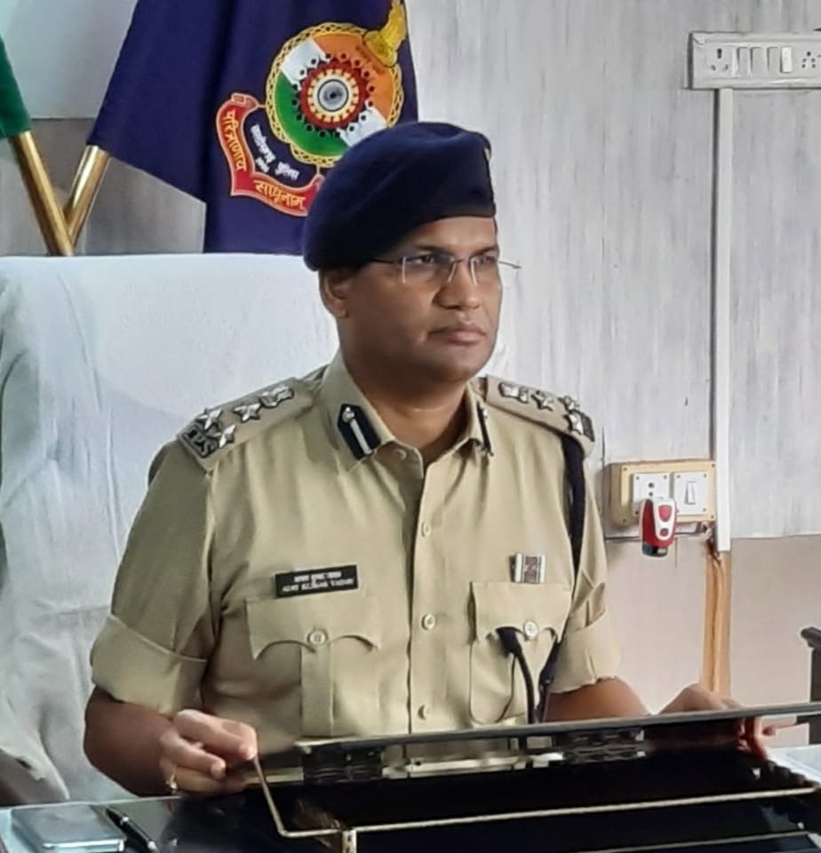 VIDEO: रेंज आईजी अजय यादव ने किया पदभार ग्रहण.. बोले – ”सीआरपीसी और आईपीसी हमारी गीता.. आप अपराध करेंगे तो कार्यवाही होगी.. मैं सिफ़ारिश नहीं जानता” VIDEO: रेंज आईजी अजय यादव ने किया पदभार ग्रहण.. बोले – ”सीआरपीसी और आईपीसी हमारी गीता.. आप अपराध करेंगे तो कार्यवाही होगी.. मैं सिफ़ारिश नहीं जानता”