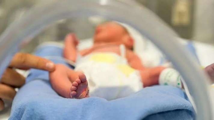 शर्मनाक: एयरपोर्ट के बाथरूम में दिया बच्चे को जन्म, फिर टॉयलेट पेपर ठूंस कर ले ली मासूम की जान शर्मनाक: एयरपोर्ट के बाथरूम में दिया बच्चे को जन्म, फिर टॉयलेट पेपर ठूंस कर ले ली मासूम की जान