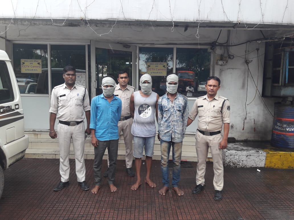 CG में गैंगरेपः पानी भरने गई युवती का अपहरण, हाथ-पैर बांधकर दो दिनों तक किया सामूहिक दुष्कर्म… महिला सरपंच का देवर, छात्रावास अधीक्षक सहित तीन गिरफ्तार CG में गैंगरेपः पानी भरने गई युवती का अपहरण, हाथ-पैर बांधकर दो दिनों तक किया सामूहिक दुष्कर्म… महिला सरपंच का देवर, छात्रावास अधीक्षक सहित तीन गिरफ्तार