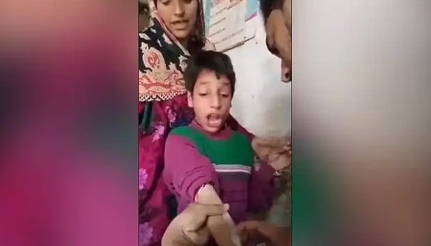VIDEO: इंजेक्शन लगवाने के दौरान लड़का निकालने लगा अजब-गजब आवाजें… देखकर आपकी भी छूट जाएगी हंसी.. VIDEO: इंजेक्शन लगवाने के दौरान लड़का निकालने लगा अजब-गजब आवाजें… देखकर आपकी भी छूट जाएगी हंसी..