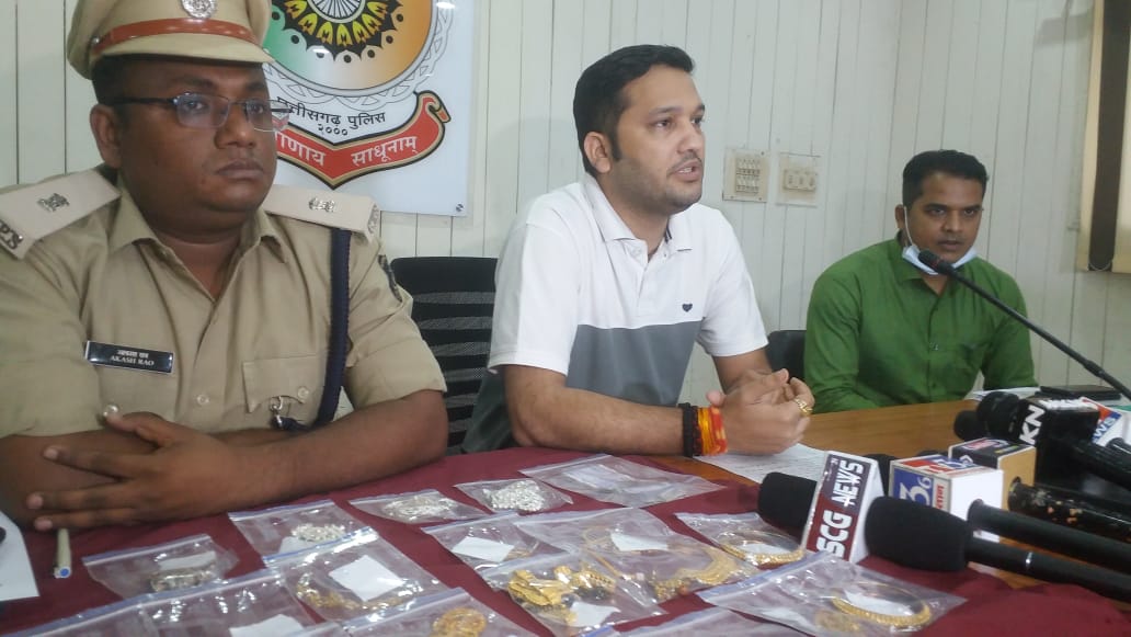 राजधानी में 13 लाख की चोरीः महिला मैनेजर के घर से उड़ाये सोने-चांदी और नगदी सहित साढ़े 13 लाख का माल, पुलिस ने उड़ीसा से पकड़ा… राजधानी में 13 लाख की चोरीः महिला मैनेजर के घर से उड़ाये सोने-चांदी और नगदी सहित साढ़े 13 लाख का माल, पुलिस ने उड़ीसा से पकड़ा…