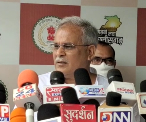 गांधी परिवार पर टिप्पणी से भड़के CM बघेल तल्ख़ तेवर से कहा -”अंग्रेजों के तलवे चाटने वाले लोग हमसे सवाल पूछेंगे.. गांधी परिवार के बारे में बात ना करें तो ठीक रहेगा” गांधी परिवार पर टिप्पणी से भड़के CM बघेल तल्ख़ तेवर से कहा -”अंग्रेजों के तलवे चाटने वाले लोग हमसे सवाल पूछेंगे.. गांधी परिवार के बारे में बात ना करें तो ठीक रहेगा”