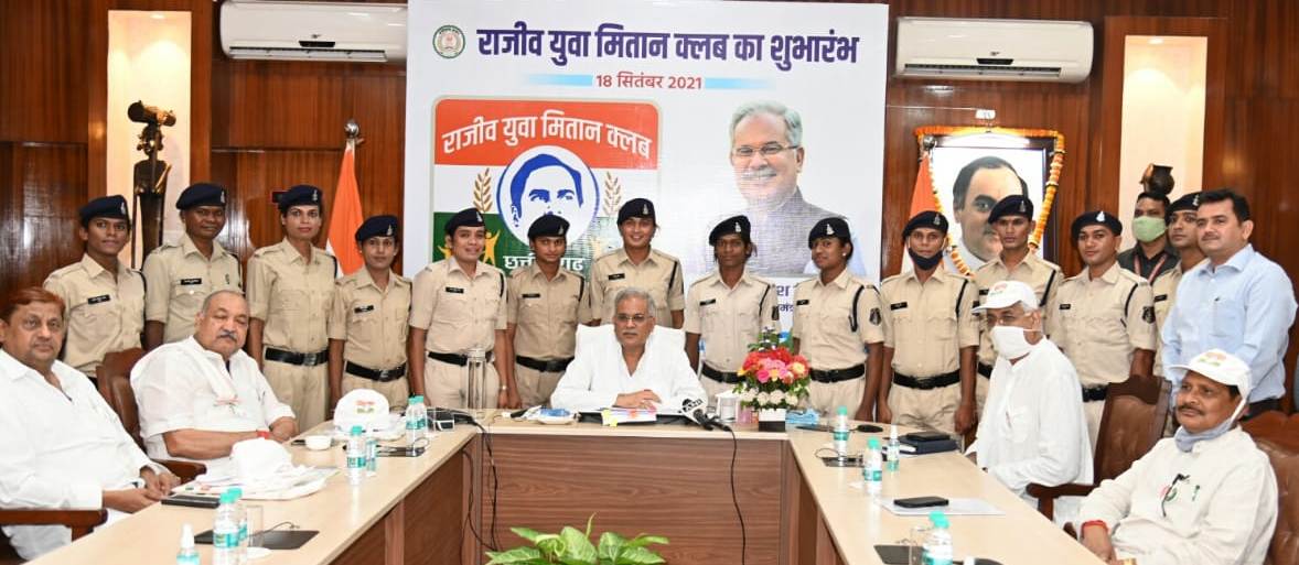 मुख्यमंत्री भूपेश बघेल ने तृतीय लिंग समुदाय के 13 नए आरक्षकों से की मुलाकात मुख्यमंत्री भूपेश बघेल ने तृतीय लिंग समुदाय के 13 नए आरक्षकों से की मुलाकात