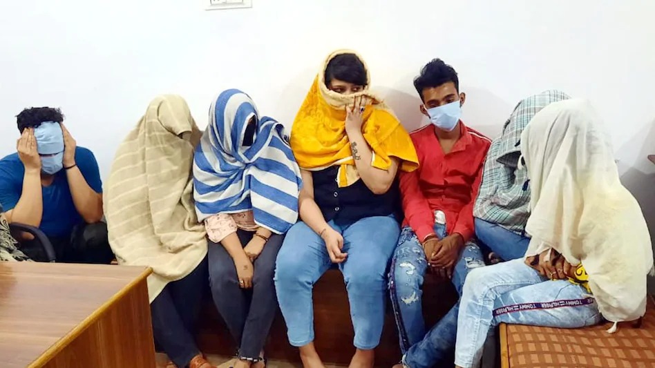 SEX रैकेट: स्पा सेंटर में सेक्स रैकेट चलाती मिली लड़कियां… 6 युवतियों सहित 8 पकड़ाए SEX रैकेट: स्पा सेंटर में सेक्स रैकेट चलाती मिली लड़कियां… 6 युवतियों सहित 8 पकड़ाए