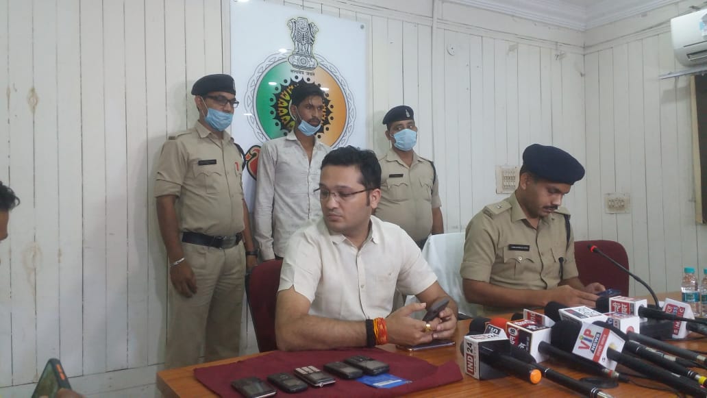 बैंक से 22 लाख की ठगीः पुलिस ने आरोपी को उप्र से पकड़ा, आरोपी ने ऐसे दिया था घटना को अंजाम बैंक से 22 लाख की ठगीः पुलिस ने आरोपी को उप्र से पकड़ा, आरोपी ने ऐसे दिया था घटना को अंजाम