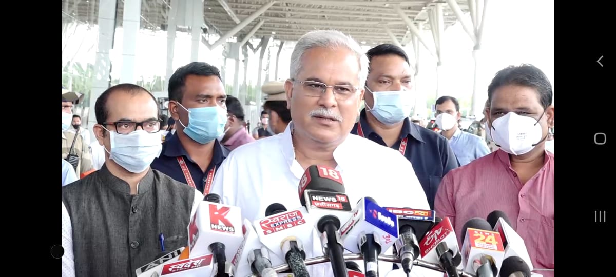 VIDEO: मेरे विधायक हैं…मैं कैसे नहीं मिलूंगा…? दिल्ली रवानगी से पहले सीएम भूपेश बोले, एयरपोर्ट से सीधे एआईसीसी जाउंगा, वहां से जैसा निर्देश मिलेगा, आगे को कार्यक्रम तय होगा VIDEO: मेरे विधायक हैं…मैं कैसे नहीं मिलूंगा…? दिल्ली रवानगी से पहले सीएम भूपेश बोले, एयरपोर्ट से सीधे एआईसीसी जाउंगा, वहां से जैसा निर्देश मिलेगा, आगे को कार्यक्रम तय होगा