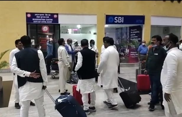 VIDEO- दिल्ली से वापिस रायपुर लौटे कांग्रेस के 35 विधायक, बोले…हम सभी एक हैं और एक रहेंगे, दिल्ली जाने के सभी ने बताए अलग-अलग कारण VIDEO- दिल्ली से वापिस रायपुर लौटे कांग्रेस के 35 विधायक, बोले…हम सभी एक हैं और एक रहेंगे, दिल्ली जाने के सभी ने बताए अलग-अलग कारण